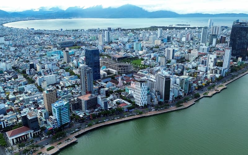 Đường Bạch Đằng, đoạn từ cầu Rồng đến cầu quay sông Hàn, đắt nhất Đà Nẵng với giá hơn 340 triệu đồng/m2. Ảnh: Nguyễn Đông